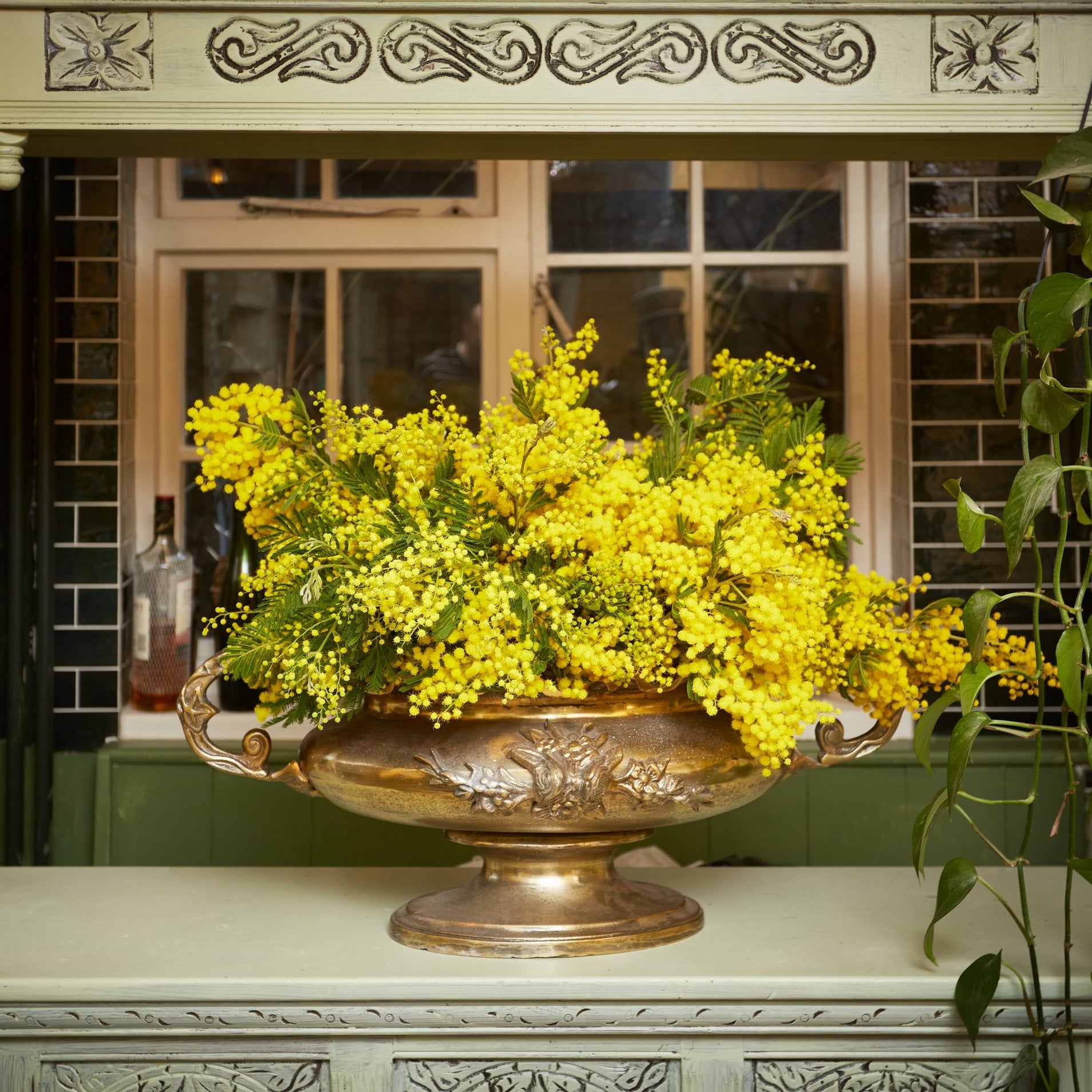 Small Gold Decorative Urn with Handles for Hire - 111